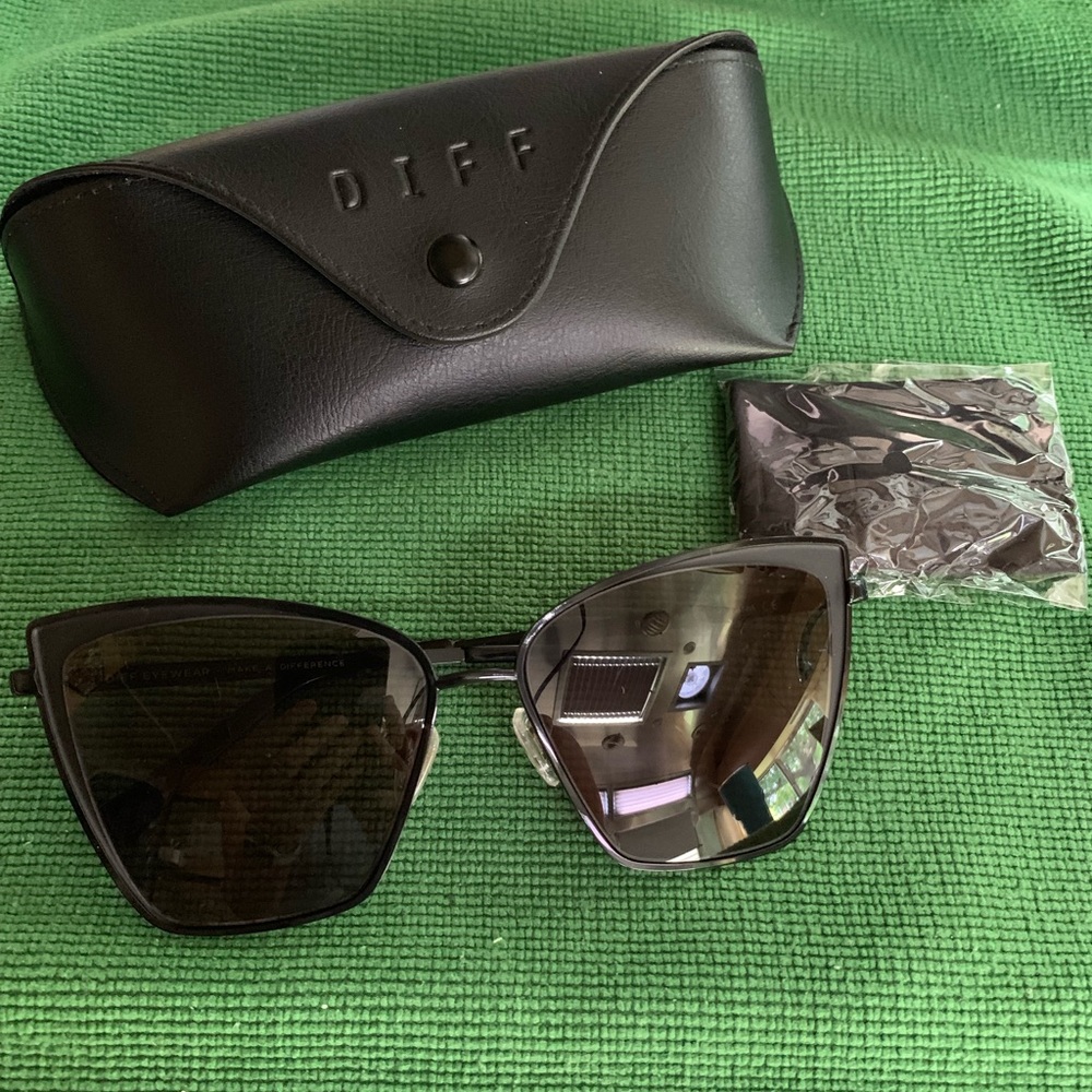 DIFF Eyewear Becky Sunglasses NEW with case